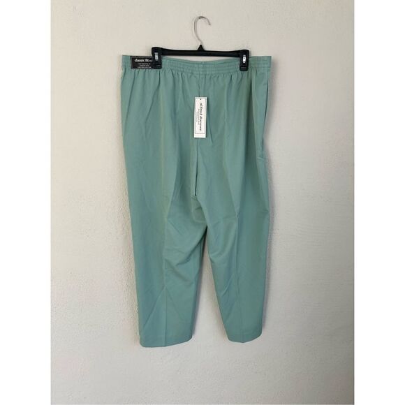 Alfred Dunner Women's Twill Mid-Rise Straight Leg Short Length Pant Size… - Picture 7 of 8